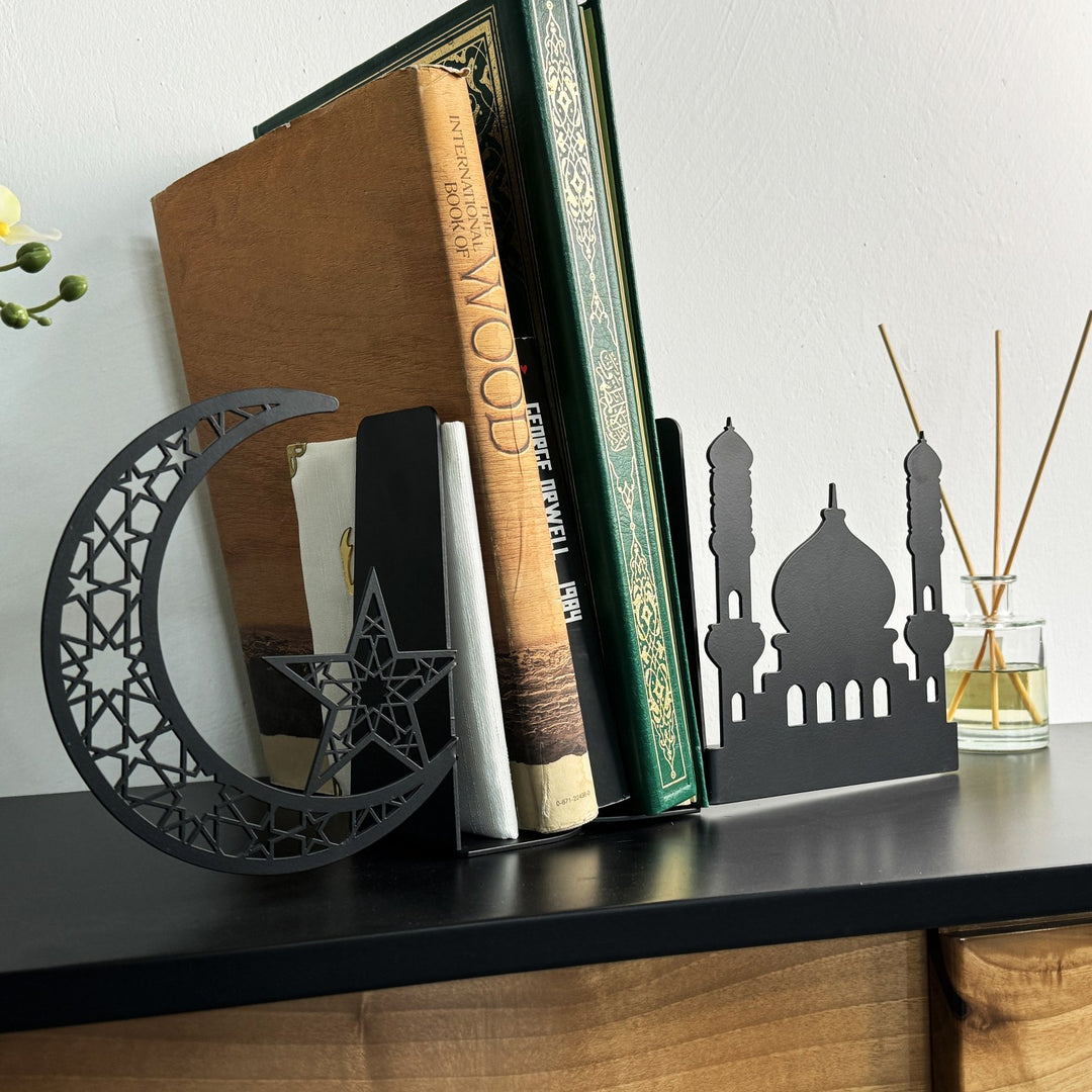 Schräge Nahansicht der schwarzen Halbmond-Buchstütze mit geometrischem Stern, die eine Reihe Bücher hält