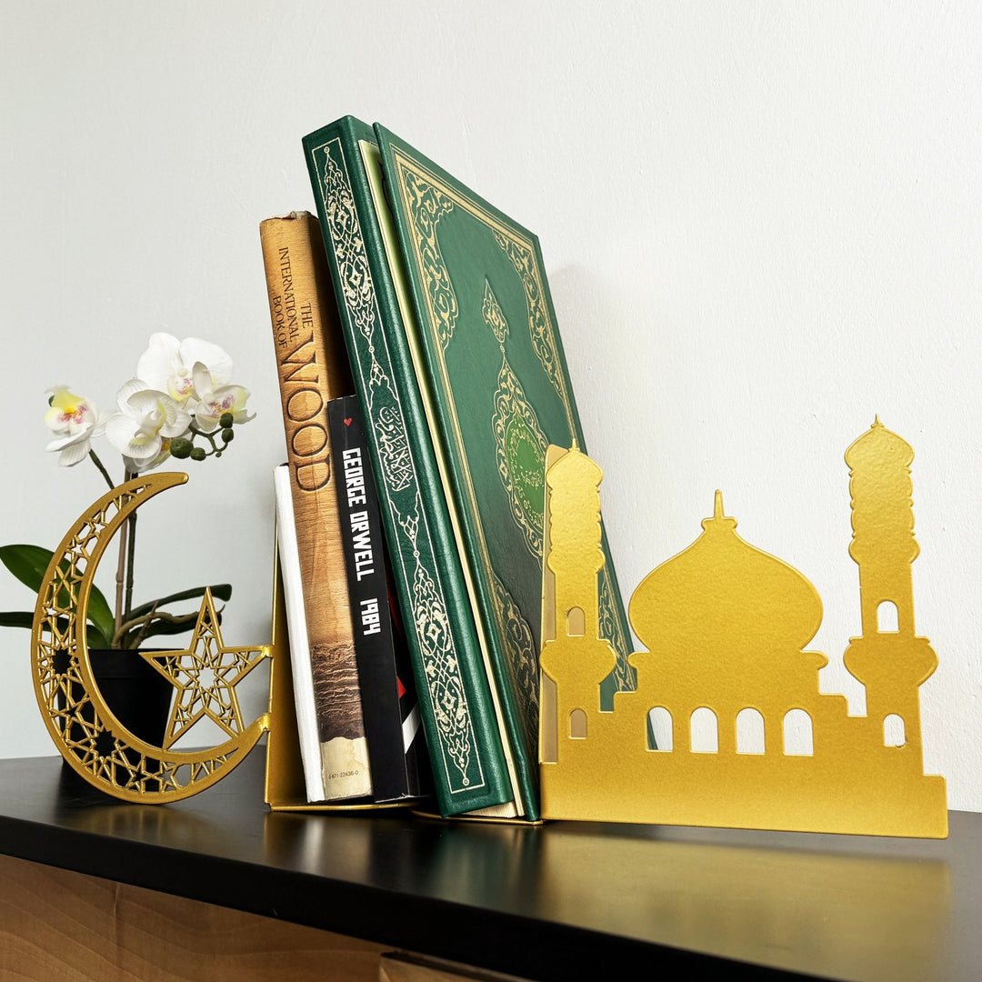 Goldene Metall-Buchstützen in Moschee- und Halbmondform halten einen großen grünen Koran und Bücher, Nahansicht von vorn