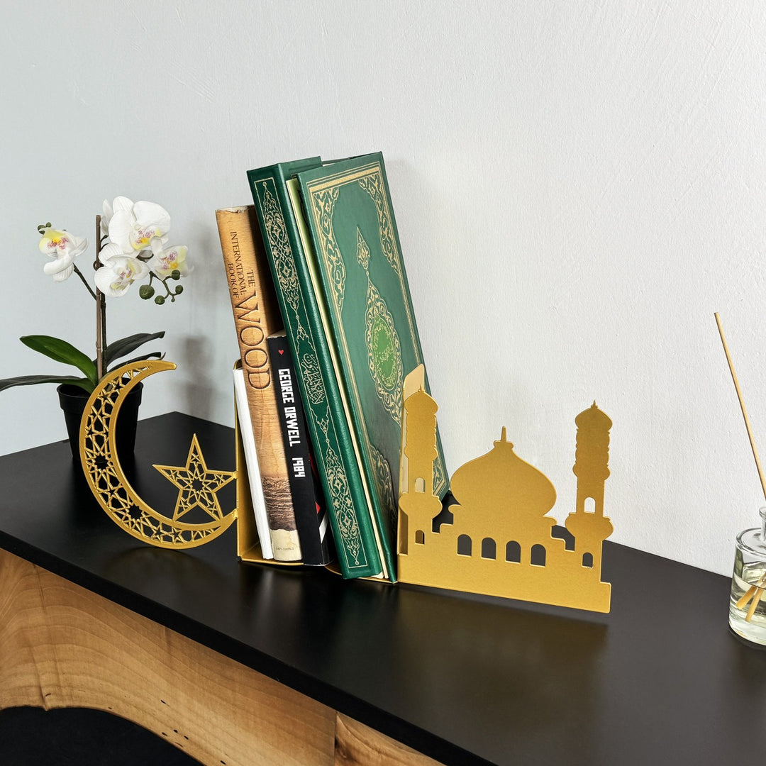 Goldene Metall-Buchstützen in Moschee- und Halbmondform mit grünem Koran, seitliche Schrägansicht mit Orchidee