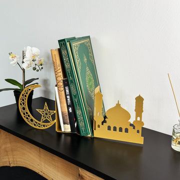 Goldene Metall-Buchstützen in Moschee- und Halbmondform mit grünem Koran, seitliche Schrägansicht mit Orchidee