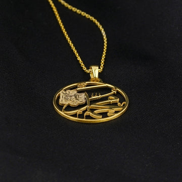 Goldener runder Mohammed-Anhänger schräg gesehen, mit Kettenöse und durchbrochener Kalligraphie
