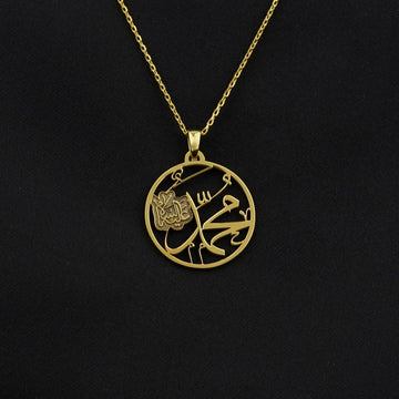 Anhänger aus vergoldetem Silber mit Mohammed-Schriftzug in kreisrundem Kalligraphie-Design an einer feinen Kette, schwarzer Hintergrund