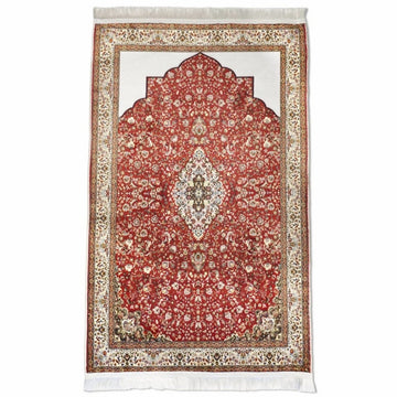 Tiefroter muslimischer Gebetsteppich mit Blumenmuster, weißer Mihrab-Nische und Fransen, Draufsicht