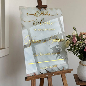 Panneau Nikkah Bismillah sur verre blanc brossé, lettres dorées reflétant une fenêtre, sur un chevalet