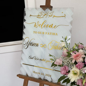 Miroir Nikkah Bismillah et sourate An-Naba 8 en écriture dorée sur verre blanc brossé, gros plan en angle