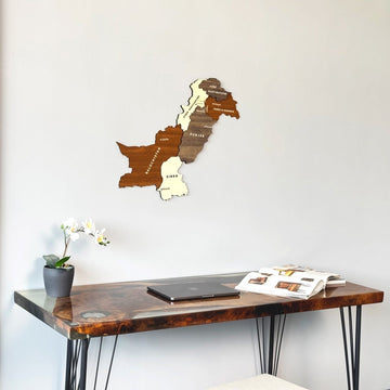 Carte murale du Pakistan en bois au-dessus d'un bureau, vue sous un léger angle de côté