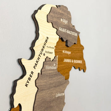 Gros plan du bois en couches et des noms de provinces sur la carte murale du Pakistan en bois