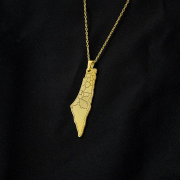 Schräge Ansicht des goldenen Palästina-Karten-Konturanhängers an seiner Kette