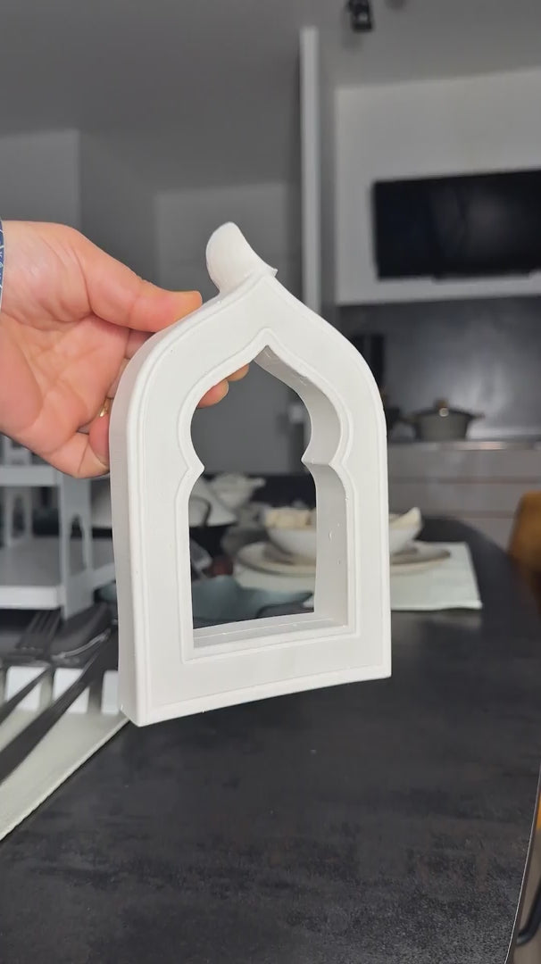 Mihrab-Steinbogen mit Halbmond – Minimalistische islamische Dekoration