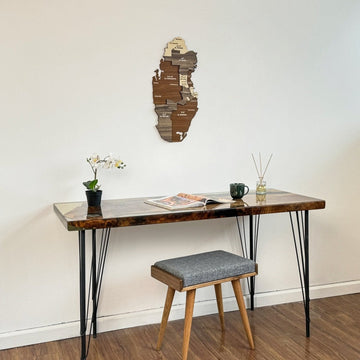Carte murale du Qatar en bois au-dessus d'un bureau et d'un tabouret, vue de face dans une pièce au parquet