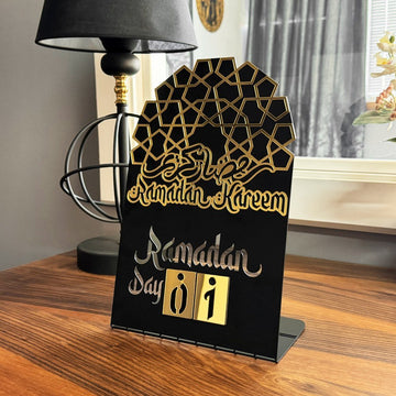 Calendrier du Ramadan Étoile géométrique en acrylique doré sur acier noir