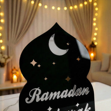 Nahaufnahme des silbernen Halbmonds und der Ramadan-Schrift auf dem schwarzen Acrylaufsteller
