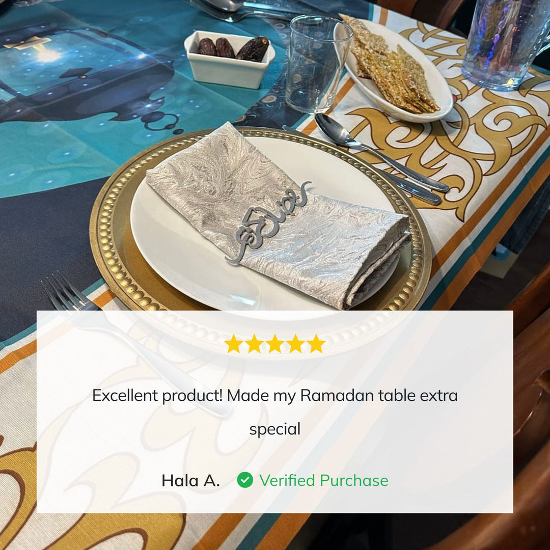 Photo d'avis client : ornement de serviette Ramadan Kareem argenté sur une serviette pliée à une table d'iftar