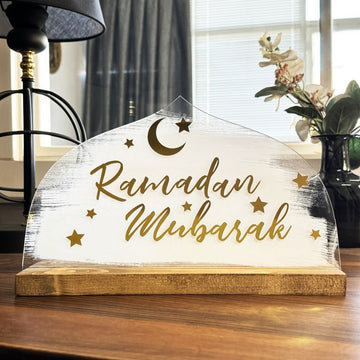 ديكور «رمضان مبارك» بنمط White Strokes، منظر أمامي مع مصباح ونافذة خلفه