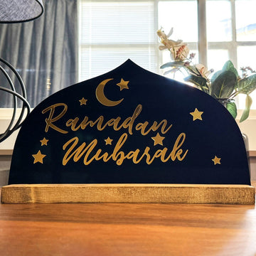 ديكور طاولة أسود «رمضان مبارك»، منظر أمامي مباشر مع نافذة وأوركيد خلفه