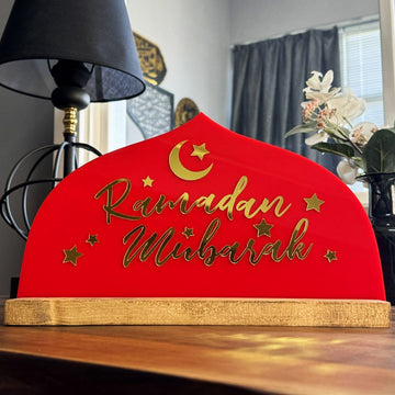 ديكور طاولة أحمر «رمضان مبارك»، منظر أمامي كبير بخط ذهبي ونجوم
