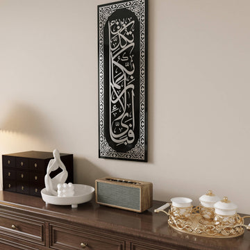 Vertikale Glas-Wandkunst Sure Rahman Vers 13 in Silber-Acryl, große Ansicht über einem Sideboard