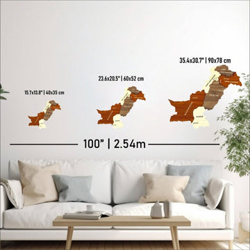 Comparaison des tailles de la carte murale du Pakistan en bois : 15.7x13.8 in, 23.6x20.5 in et 35.4x30.7 in au-dessus d'un canapé