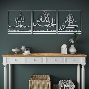 Ensemble mural en métal argenté Subhanallah, Alhamdulillah, Allahu Akbar, vue de face sur un mur vert foncé