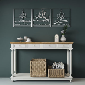 Ensemble mural en métal argenté Subhanallah, Alhamdulillah, Allahu Akbar haut au-dessus d'une console blanche, vue large