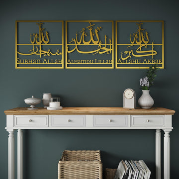 Ensemble mural en métal doré Subhanallah, Alhamdulillah, Allahu Akbar, vue de face sur un mur vert foncé