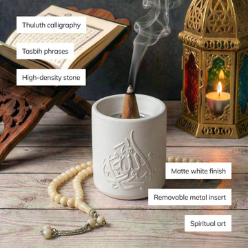 Merkmale der Thuluth-Mabkhara aus Stein: Tasbih-Worte, hochdichter Stein, mattweißes Finish, herausnehmbarer Metalleinsatz