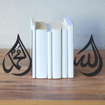 Schwarze Buchstützen im Tropfendesign Allah und Mohammed (Friede sei mit ihm) an beiden Enden einer Reihe weißer Bücher