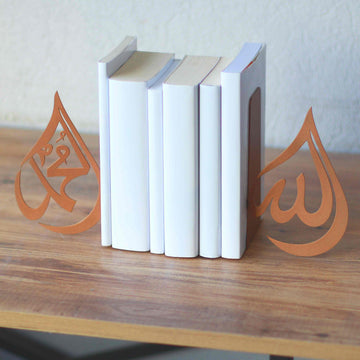 Kupferfarbene Tropfen-Buchstützen Allah und Mohammed (Friede sei mit ihm), nähere Schrägansicht mit Büchern dazwischen