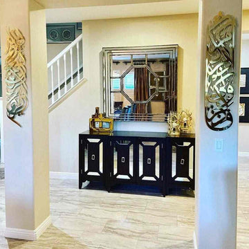 Colonnes en métal à finition miroir avec Basmala et sourate Baqarah 152 de chaque côté d'un miroir d'entrée