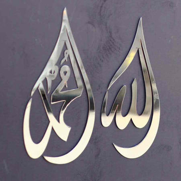 Paire d'art mural en métal en forme de goutte Allah et Muhammad, argenté brillant effet miroir, sur un mur gris