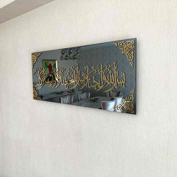 Spiegelglas-Kunst mit Dua beim Betreten des Hauses aus goldenem Acryl aus linkem Winkel, der Raum spiegelt sich im Glas