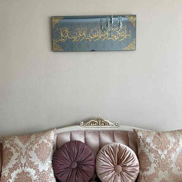 Schwarze Spiegelglas-Kunst mit Dua beim Betreten des Hauses aus goldenem Acryl, über einem rosa gepolsterten Sofa aufgehängt
