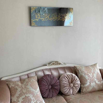 Schwarze Spiegelglas-Wandkunst mit Dua beim Betreten des Hauses, Weitwinkelansicht über einem Sofa, klein im Bild