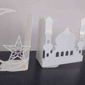 Weiße Metall-Moschee-Buchstütze, die Halbmond-Buchstütze teilweise im Bild, schräge Nahansicht