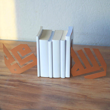 Kupferfarbene kufische Buchstützen Allah und Mohammed zu beiden Seiten einer Reihe weißer Bücher auf einem Holztisch