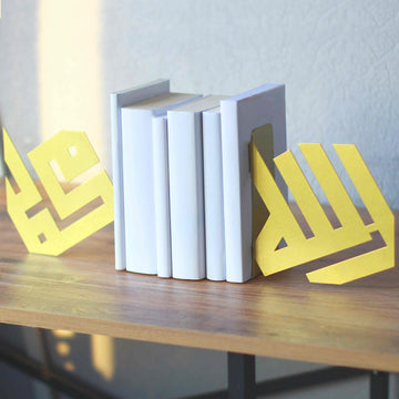 Goldene kufische Buchstützen Allah und Mohammed halten einen Stapel weißer Bücher auf einem Holzregal
