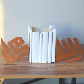 Kupferfarbene kufische Buchstützen mit Allah- und Mohammed-Kalligraphie halten eine gerade Reihe weißer Bücher