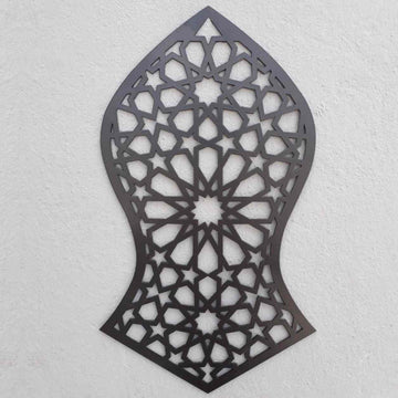 Nalain Shareef Metall-Wandkunst in Schwarz mit geometrischen Sternausschnitten an einer hellen Wand