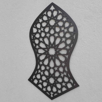 Schwarze sandalenförmige Nalain Shareef Metall-Wandkunst, Vorderansicht an einer hellen Wand