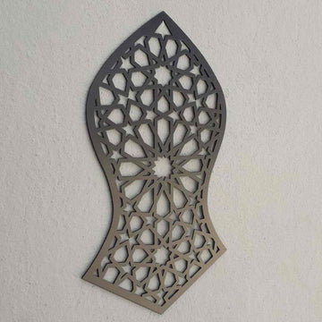 Nalain Shareef Metall-Wandkunst in dunklem Schwarz, schräge Ansicht der geometrischen Ausschnitte