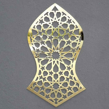 Nalain Shareef Metall-Wandkunst in Glänzend Gold mit Spiegelfinish an einer grauen Wand