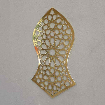 Glänzend goldene Nalain Shareef Wandkunst in schräger Ansicht mit polierter Kante
