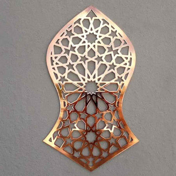 Nalain Shareef Metall-Wandkunst in Glänzend Kupfer, die auf einer grauen Wand das Licht reflektiert