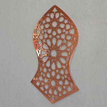 Nalain Shareef Metall-Wandkunst in Glänzend Kupfer, Vorderansicht an einer grauen Wand