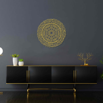 Goldene runde Metall-Wandkunst mit Sure Al-Fatihah an einer marineblauen Wand über einem schwarzen Sideboard