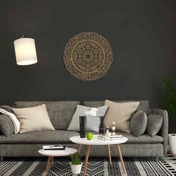 Goldene runde Metall-Wandkunst mit Sure Al-Fatihah an einer anthrazitfarbenen Wand über einem grauen Sofa