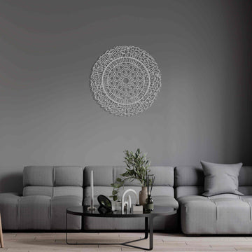 Silberne runde Metall-Wandkunst mit Sure Al-Fatihah an einer dunkelgrauen Wand über einem modernen grauen Sofa