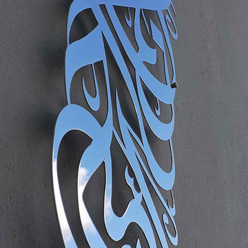 Nahaufnahme der vertikalen Bismillah-Wandkunst aus Metall in Glänzend Silber mit Spiegelfinish